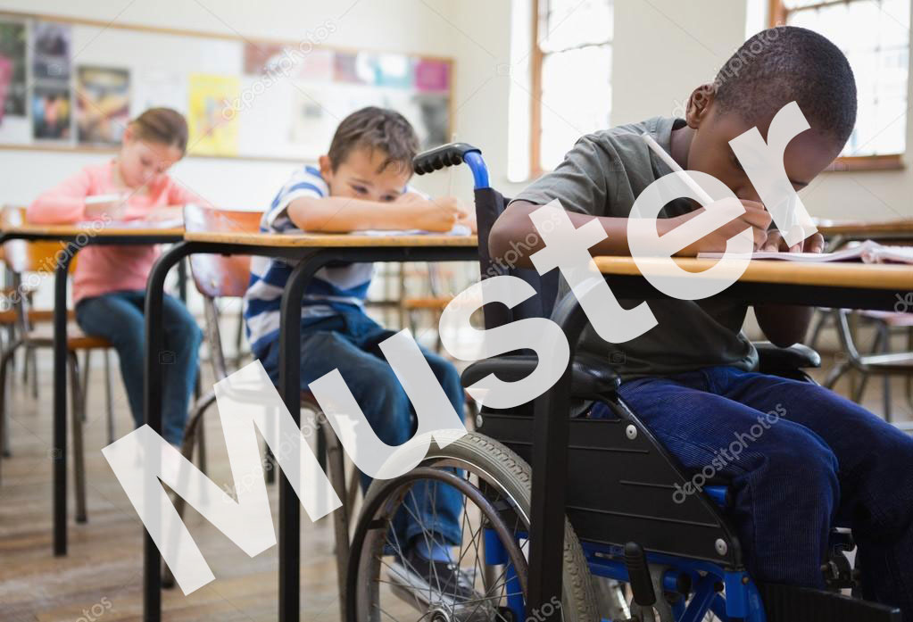 Junge im Rollstuhl im Klassenzimmer